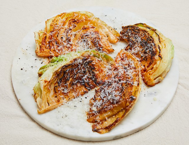 Parmezános grillezett káposzta – pizza ketchuppal pácolva