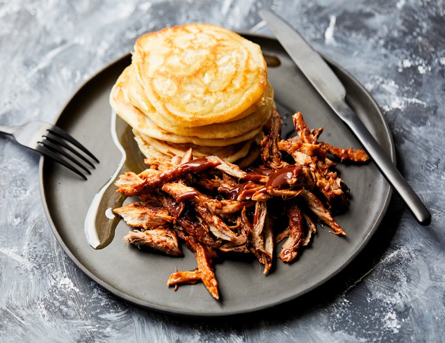 BBQ-szószos pulled pork (tépett sertéssült) - amerikai palacsintával 