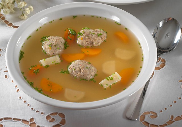 Göcsej turkey soup and turkey with apple sauce