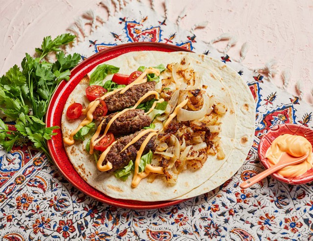 Marha-sertés kebab sült hagymákkal, lepénykenyérben