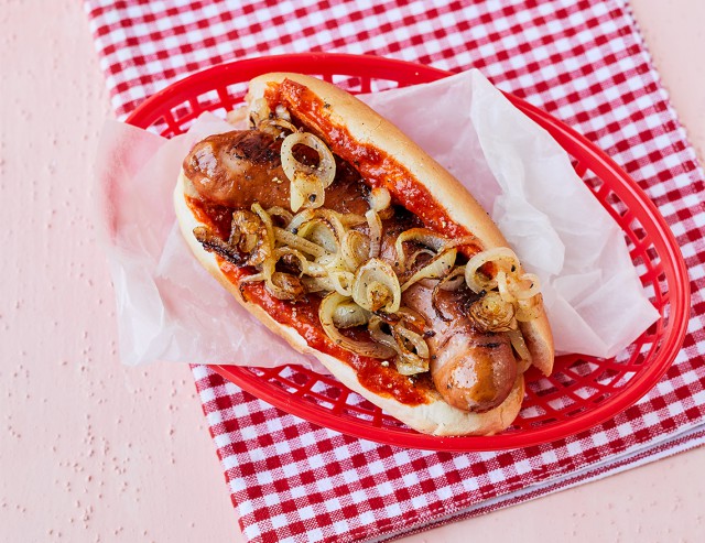 Pörköltszószos házi hot-dog - sült kolbásszal, sült hagymával