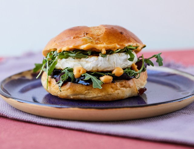 Sült camembert-es vega burger mazsolás buciban, lilahagymalekvárral 