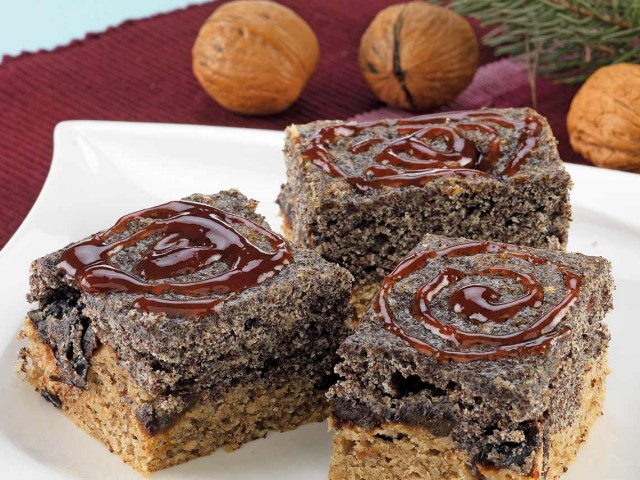 Poppy-walnut cake with prunes