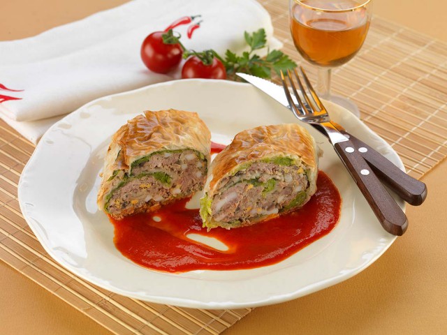 Savoy cabbage and goose strudel in spicy tomato sauce