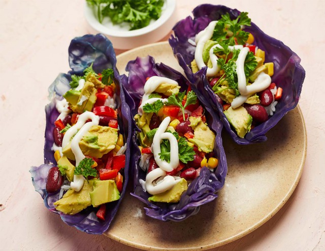 Vegán taco vöröskáposztába csomagolva