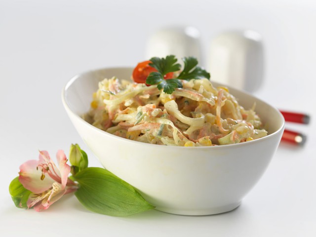 Vitamin salad with a yogurt and wild garlic dressing